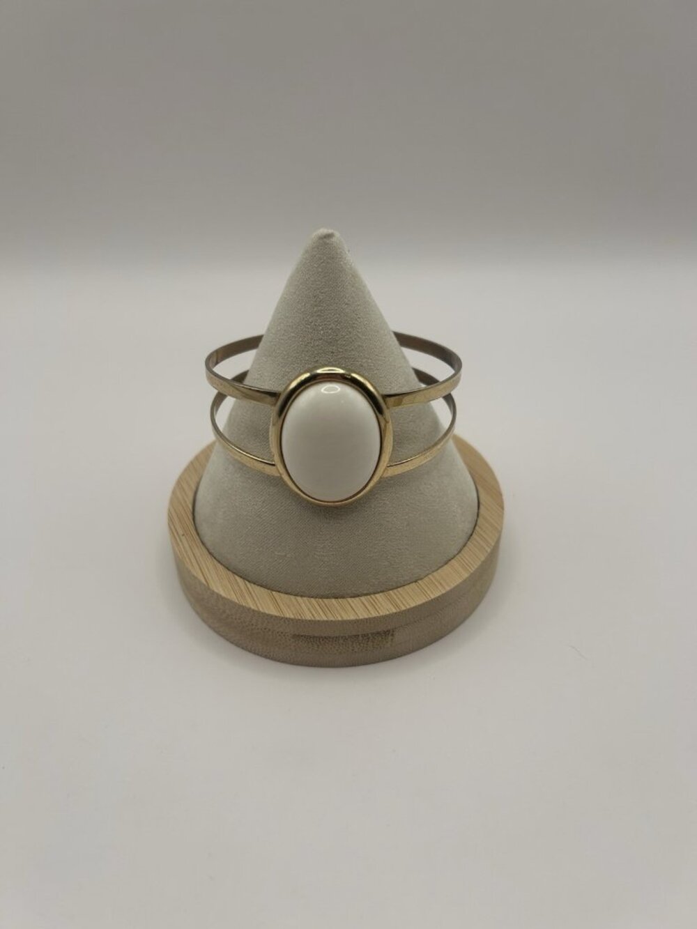 Vintage AVON Gold Tone metal Oval White Cabochon Cuff Bracelet Retro MCM Classy